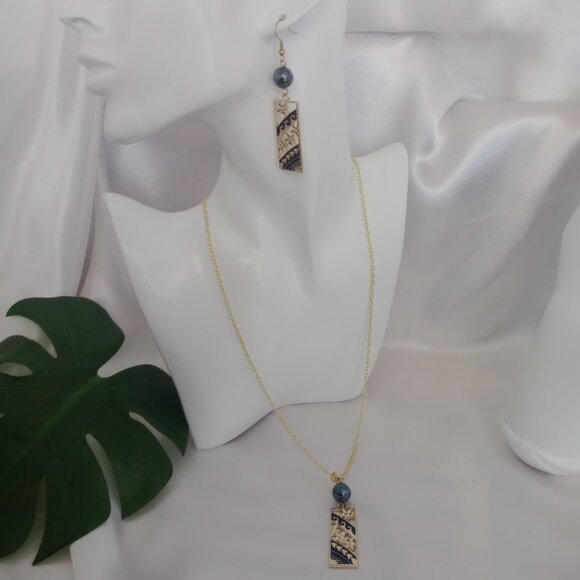 Gold Polynesian Motif Jewelry Set - Picture 3 of 4